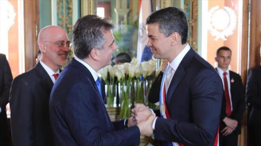El nuevo presidente de Paraguay, Santiago Peña (dcha.), y el canciller del régimen israelí, Eli Cohen, en Asunción, capital paraguaya, 15 de agosto de 2023.