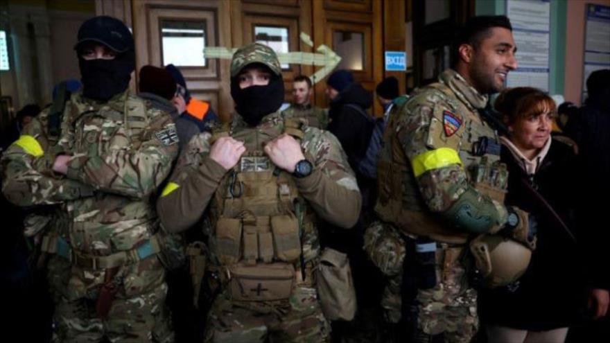 Combatientes británicos posan para una foto mientras están listos para partir hacia la línea del frente en el este de Ucrania, 5 de marzo de 2022.