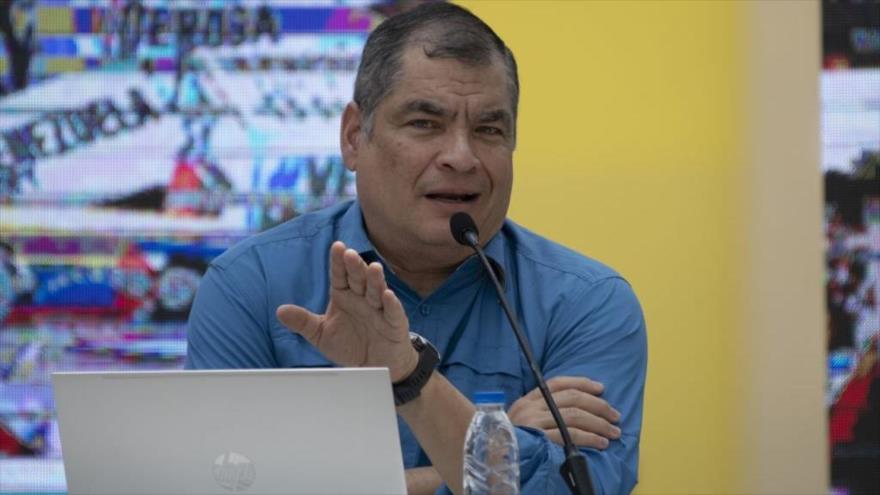 El expresidente de Ecuador, Rafael Correa, habla durante un evento en la Plaza de Bolívar en Caracas, la capital de Venezuela, 9 de marzo de 2023.
