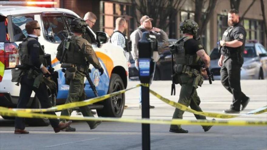 La policía en la escena de un tiroteo masivo en EE.UU., 10 de abril de 2023.