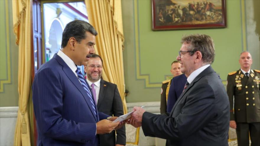 El presidente venezolano, Nicolás Maduro, recibe las cartas credenciales del nuevo embajador chileno en Caracas, Jaime Gazmuri Mujica, 16 de agosto de 2023.