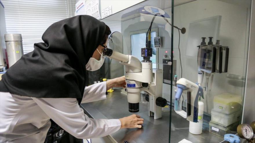 Una investigadora iraní realizando un estudio en un centro científico del país persa.