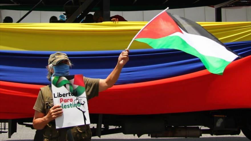 Un hombre ondea una bandera palestina en una marcha en solidaridad con el pueblo palestino en Caracas, la capital de Venezuela, 25 de mayo de 2021.