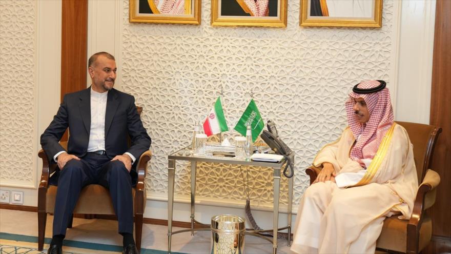 El canciller iraní, Hosein Amir Abdolahian (izda.), reunido con su homólogo saudí, el príncipe Faisal bin Farhan, en Riad, 17 de agosto de 2023. (Foto: mfa.gov.ir)