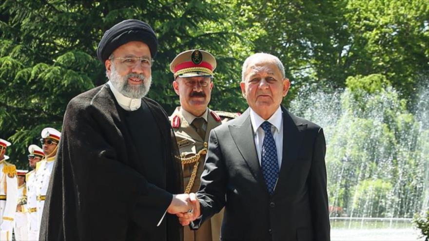 El presidente iraquí, Abdul Latif Rashid, (dcha.), y su par iraní, Seyed Ebrahim Raisi, en Teherán, capital de Irán, 29 de abril de 2023.