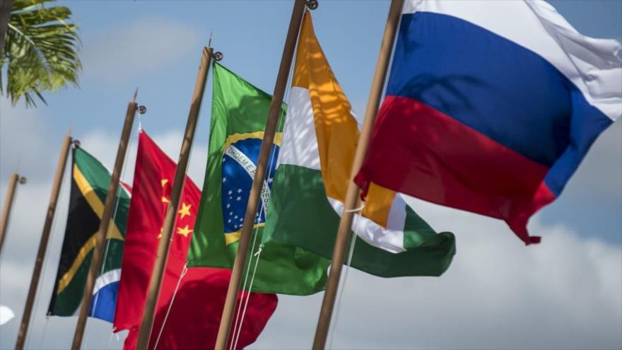 Las banderas de los Estados miembros del grupo BRICS.