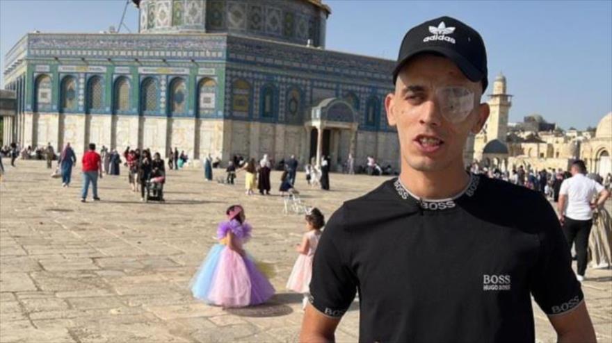 El palestino Hamza Abu Sneineh en un patio del recinto sagrado en Al-Quds.