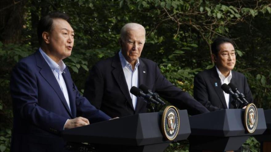 El presidente surcoreano Yoon Suk Yeol, (izda.), presidente de Estados Unidos, Joe Biden y primer ministro japonés, Fumio Kishida, se reúnen en Camp David, 18 de agosto de 2023.