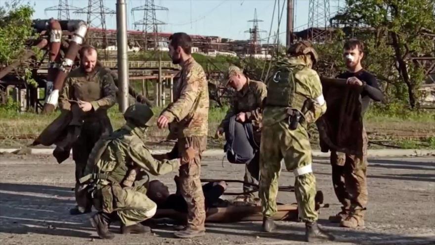 Soldados ucranianos se rinden ante fuerzas rusas en la acería de Mariupol, 18 de mayo de 2023.