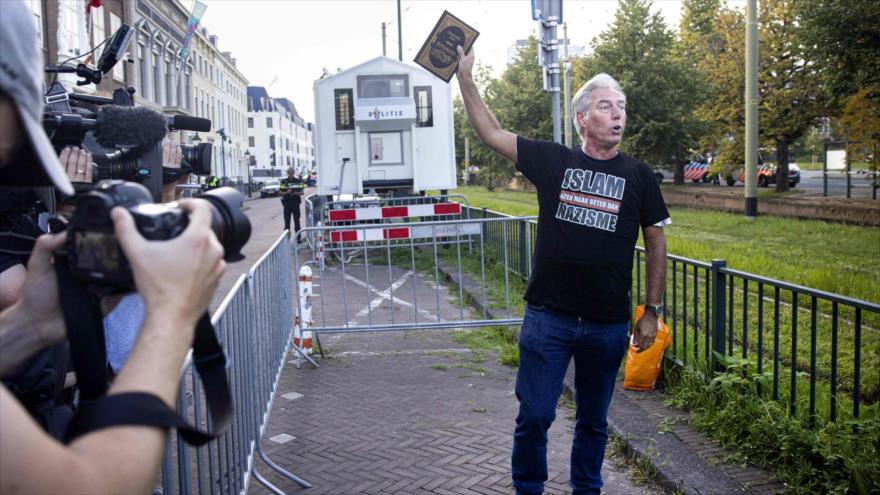 Edwin Wagensveld líder del movimiento Pegida en Países Bajos con el Corán (Foto: AFP).
