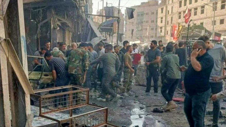 La gente se reúne en el lugar de una explosión en Damasco, Siria, 27 de julio de 2023. 