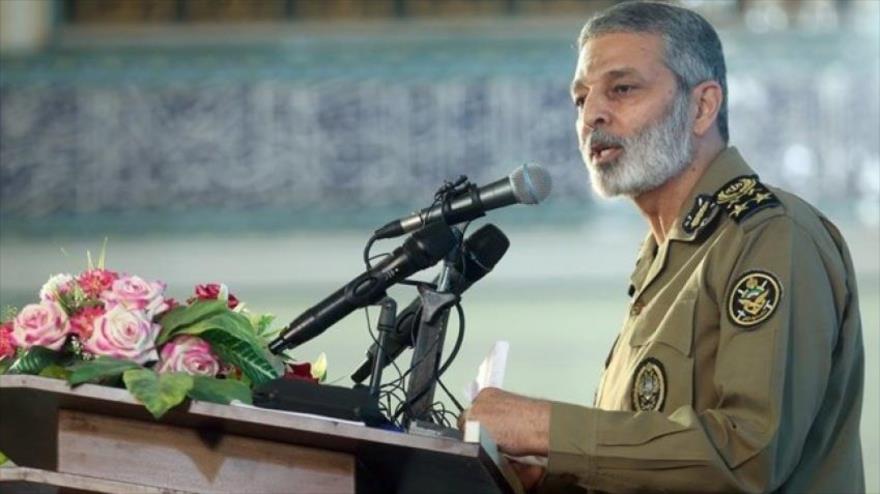 El comandante en jefe del Ejército de Irán, el general de división Seyed Abdolrahim Musavi, habla en un mitin. 