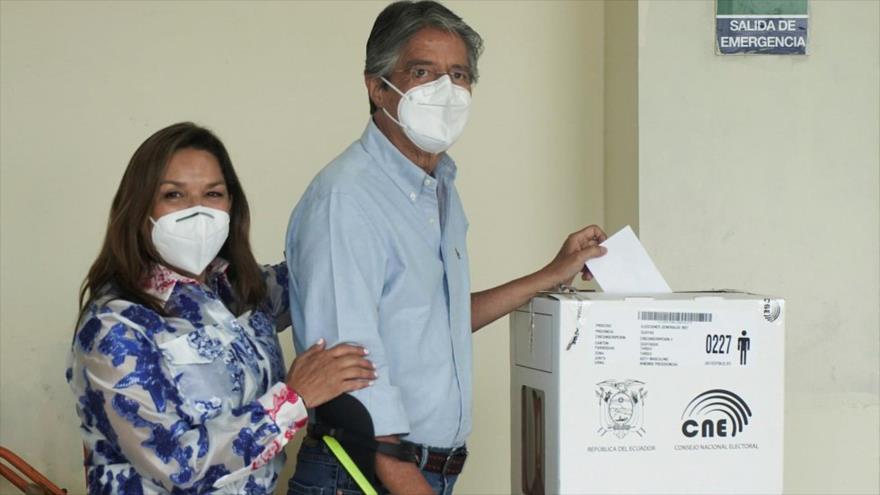En candidato presidencial Guillermo Lasso, asiste en compañia de su esposa, María de Lourdes Alcívar, para emitir su voto en la segunda jornada electoral en Ecuador.
