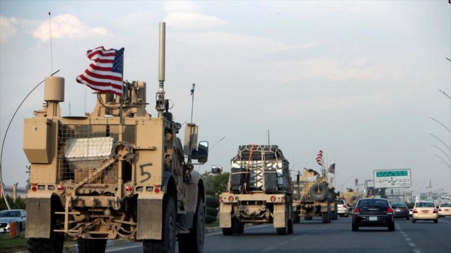 Un convoy de vehículos estadounidenses después de retirarse del norte de Siria, en Irak, 21 de octubre de 2019.