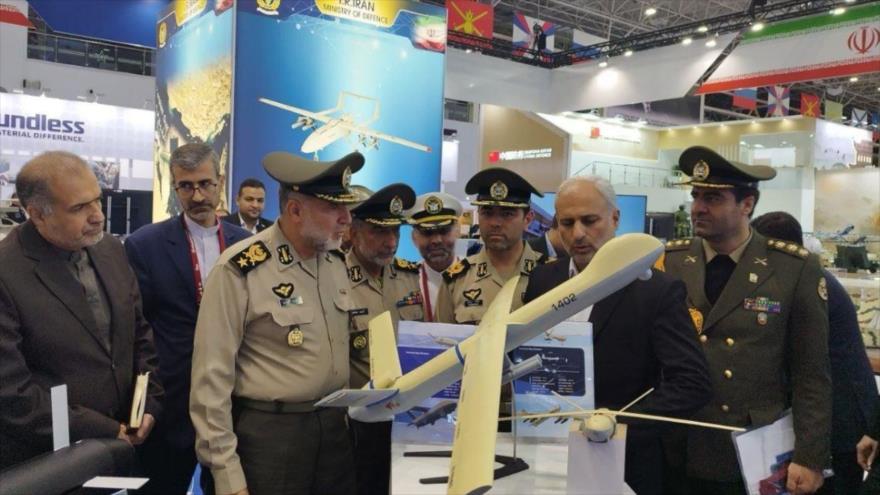El comandante de la Fuerza Terrestre del Ejército iraní, el general de brigada Kiumars Heidari durante su visita al pabellón de la República Islámica en el Foro Técnico-Militar Internacional Army 2023 de Rusia, 20 de agosto de 2023. 