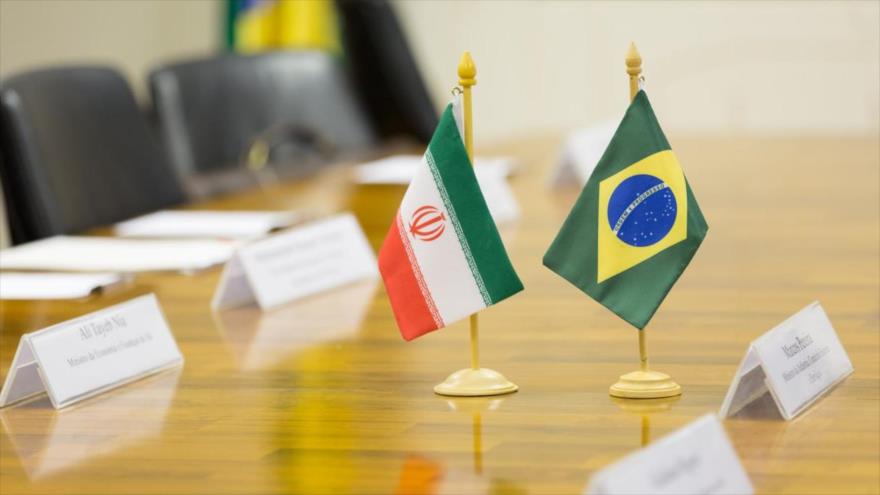 Las banderas nacionales de Irán y Brasil.