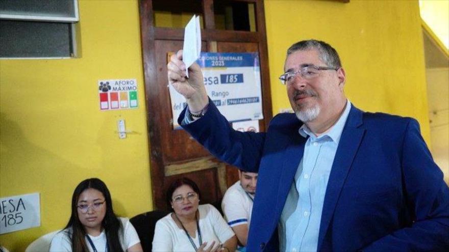 El candidato presidencial Bernardo Arévalo en un centro de votación durante el balotaje en Guatemala, 20 de agosto de 2023.