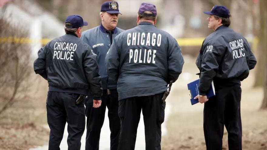 Miembros del Departamento de Policía de Chicago presentes en la escena de un tiroteo.
