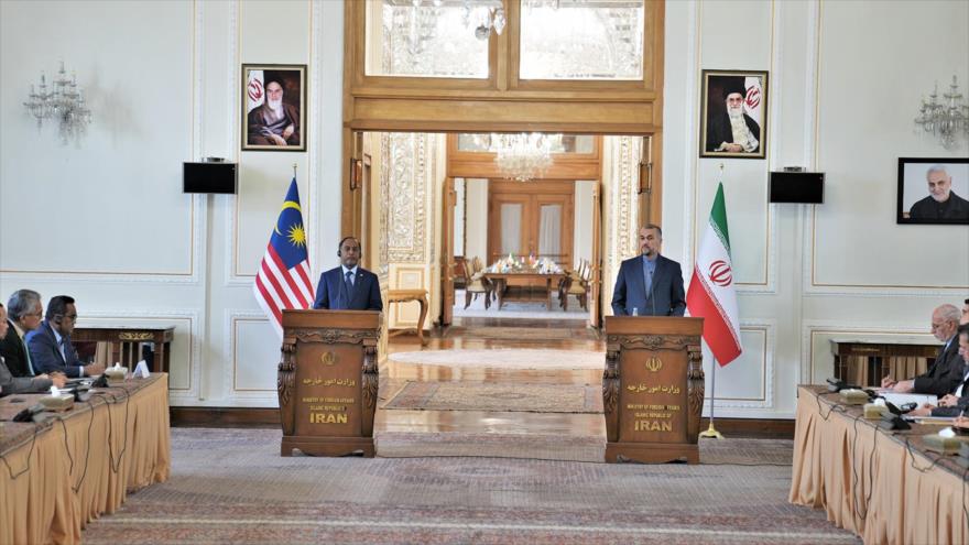 El canciller de Irán, Hosein Amir Abdolahian (dcha.), y su homólogo de Malasia, Zambry Abdul Kadir, en Teherán, 21 de agosto de 2023. 