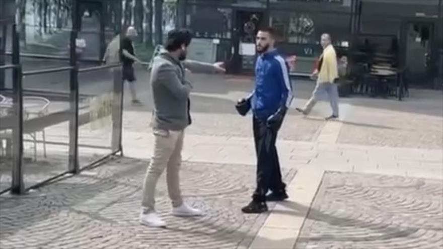 Vídeo: Un joven golpea a Momika, blasfemo del Corán, en Suecia | HISPANTV
