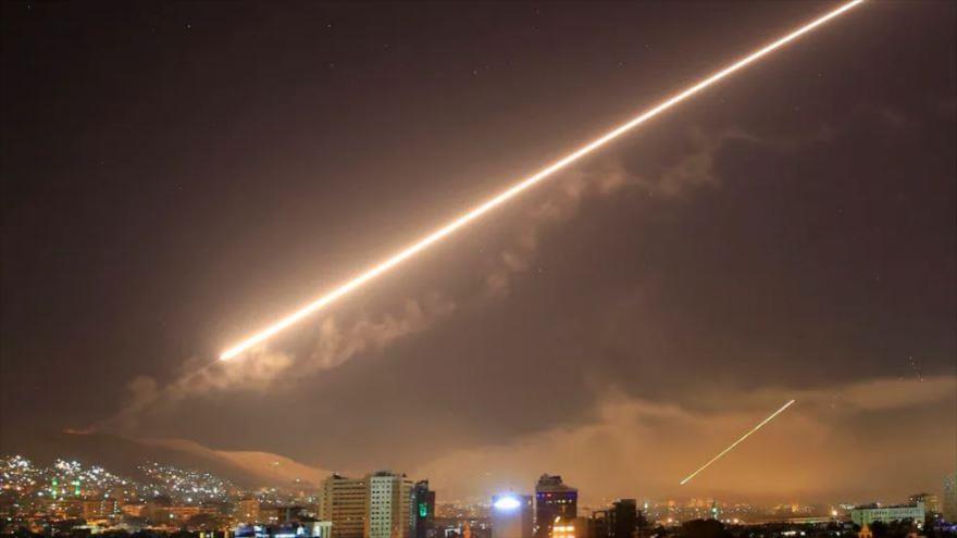 Esta foto publicada en las redes sociales muestra un ataque con misiles israelíes en la capital del país, Damasco.