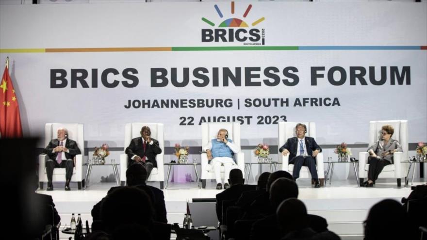 ‘BRICS ofrece posibilidad para salir de la hegemonía del dólar’