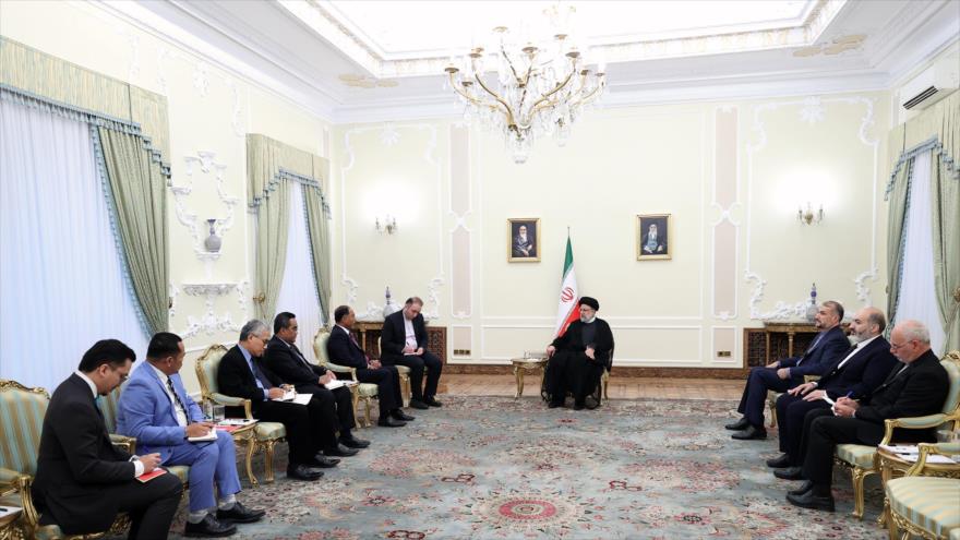 El presidente iraní, Seyed Ebrahim Raisi (centro.), reunido con el canciller malasio, Zambry Abdul Kadir, en Teherán, 22 de agosto de 2023.