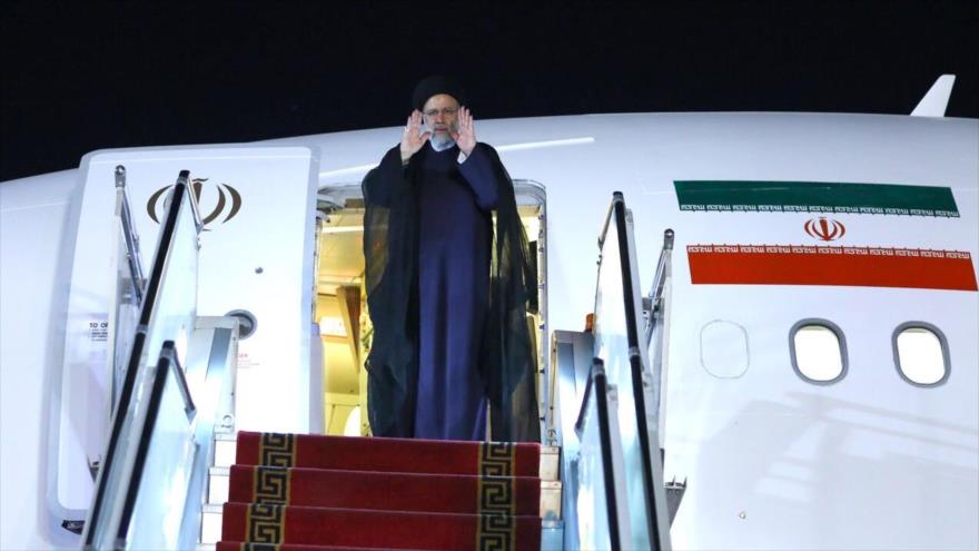 El presidente iraní, Ebrahim Raisi, se despide en el Aeropuerto Internacional de Mehrabad de Teherán, rumbo a Sudáfrica, 23 de agosto de 2023.