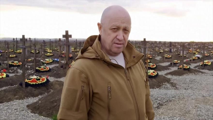 Prigozhin, el jefe del grupo de Wagner, en un cementerio en 2023.
