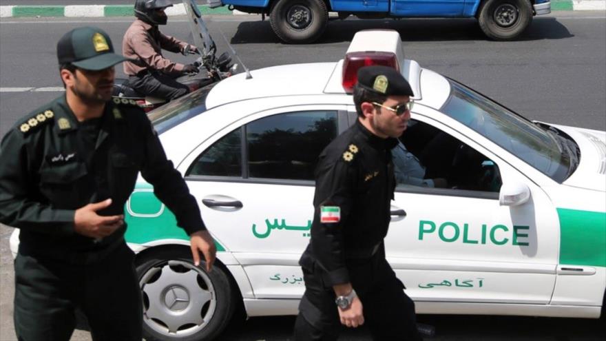 Dos agentes de policía iraníes.