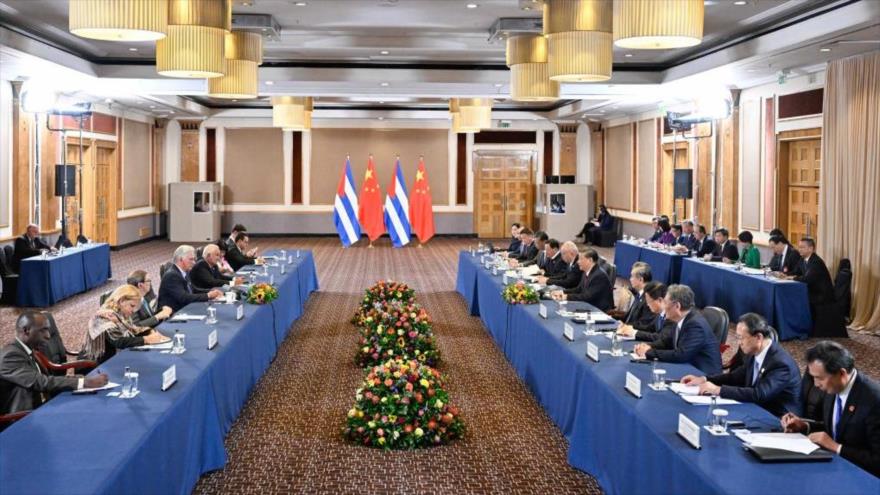 El presidente chino, Xi Jinping, se reúne con su par cubano, Miguel Díaz-Canel, al margen de la XV Cumbre del BRICS, en Johannesburgo, Sudáfrica, el 23 de agosto de 2023. (Foto: Xinhua)
