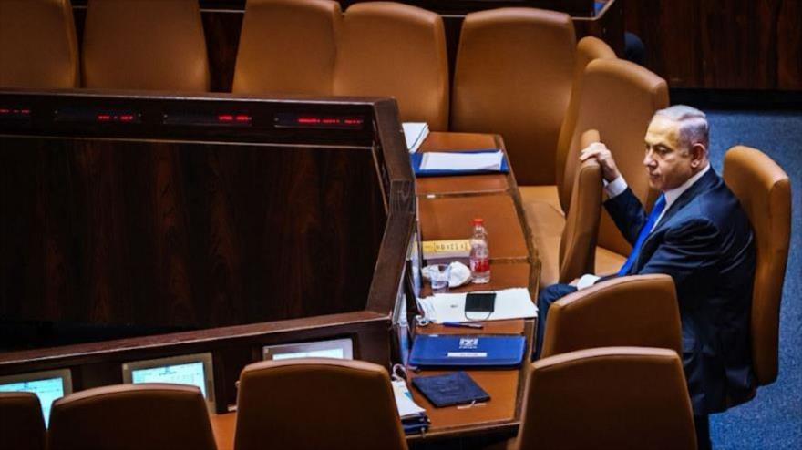 El premier israelí, Benjamín Netanyahu, sentado solo en una sala del gabinete de este régimen.