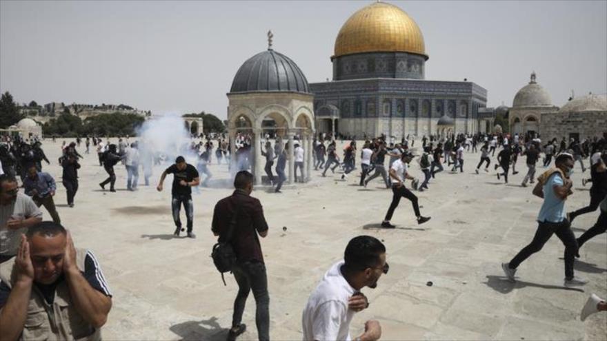 Fuerzas israelíes atacan a palestinos en Al-Aqsa hiriendo a ocho fieles
