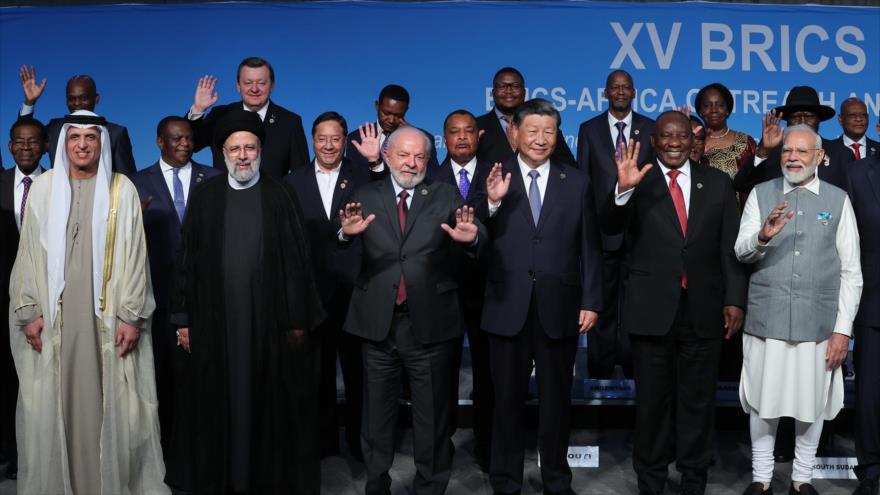 El presidente de Irán, Seyed Ebrahim Raisi, (2.º a izq.) entre otros líderes mundiales en la XV Cumbre de BRICS en Johannesburgo, Sudáfrica, 24 de agosto de 2023.