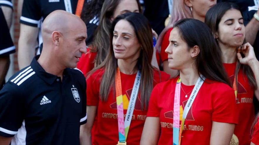 El presidente de Real Federación Española de Fútbol (RFEF), Luis Rubiales (izqda.) conversa con jugadoras de la selección femenina de futbol.
