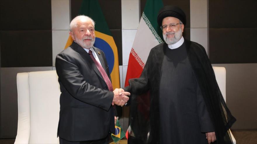 El presidente de Irán, Seyed Ebrahim Raisi (dcha.), reunido con su par brasileño, Luiz Inácio Lula da Silva, en Johannesburgo (Sudáfrica), 24 de agosto de 2023.