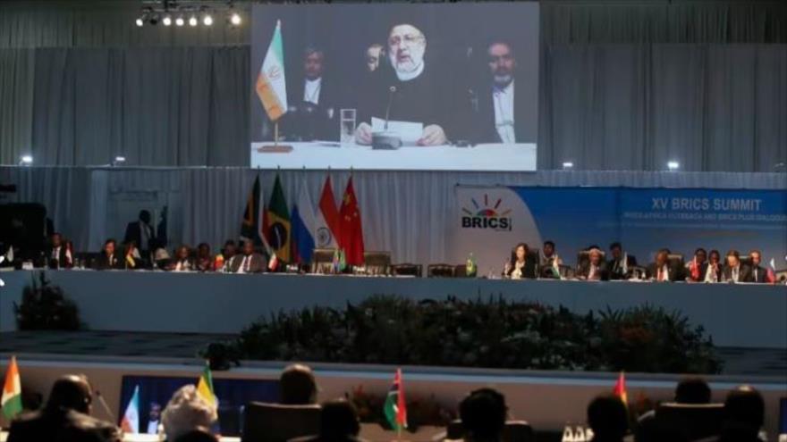 El presidente iraní, Seyed Ebrahi Raisi, ofrece un discurso en la XV Cumbre del BRICS en la ciudad sudafricana de Johannesburgo, 24 de agosto de 2023.