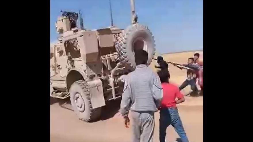 Sirios enfrentan y expulsan a un convoy militar de EEUU de su zona
