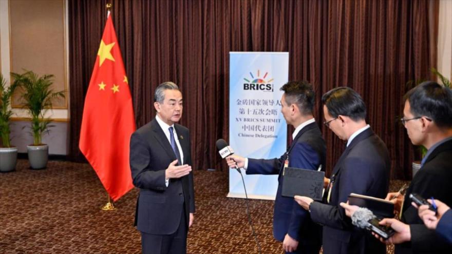 El canciller, Wang Yi, habla con los periodistas. (Foto: Xinhua)