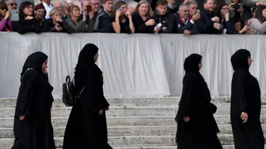 Un grupo de mujeres vestidas con la tradicional abaya, en la plaza de San Pedro del Vaticano. (Foto: AFP)