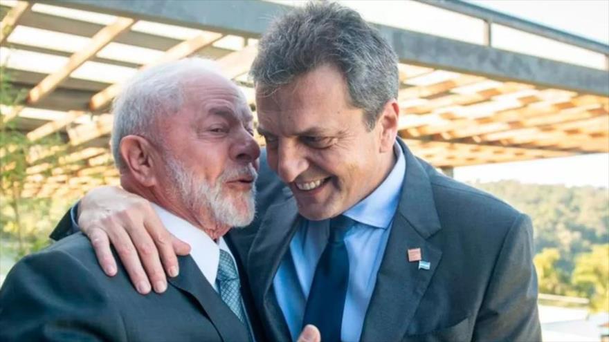 El presidente de Brasil, Luiz Inácio Lula da Silva (izda.), y el ministro de Economía de Argentina, Sergio Massa.