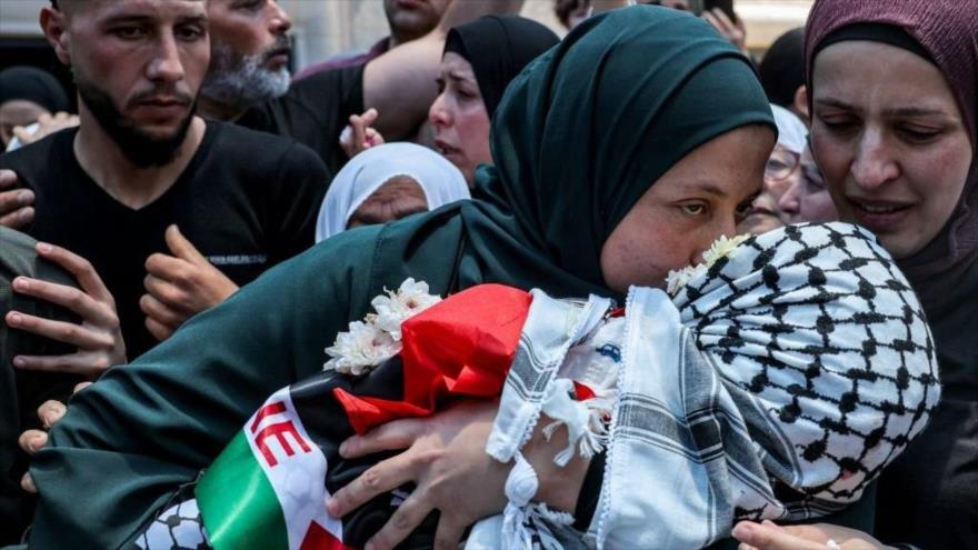 Una mujer palestina sostiene el cuerpo de su hijo asesinado por las fuerzas israelíes en la aldea cisjordana de Nabi Saleh, 6 de junio de 2023.