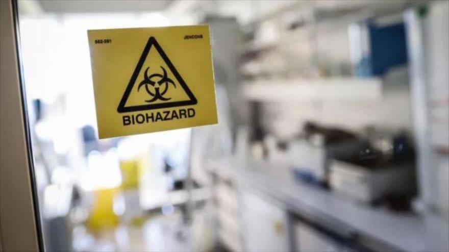 Cartel de advertencia en la puerta de un laboratorio biológico.