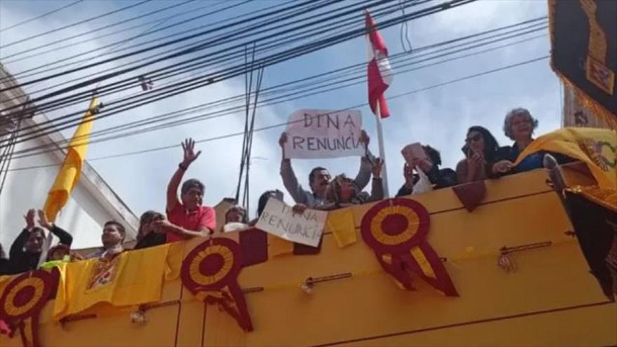 Manifestante piden renuncia de la presidenta peruano Dina Boluarte en Tacna, 28 de agosto de 2023.