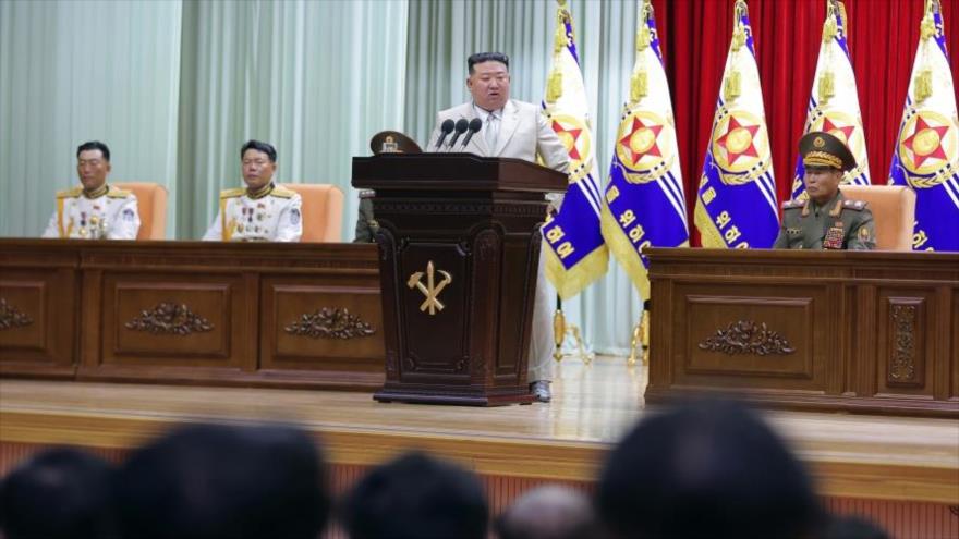 El líder de Corea del Norte, Kim Jong-Un, ofrece discurso ante las fuerzas marítimas, 29 de agosto de 2023 (Foto: KVNA) 