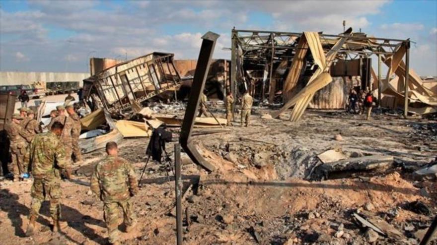 Soldados estadounidenses inspeccionan los daños causados por misiles iraníes en la base aérea Ain al-Asad, 13 de enero de 2020.