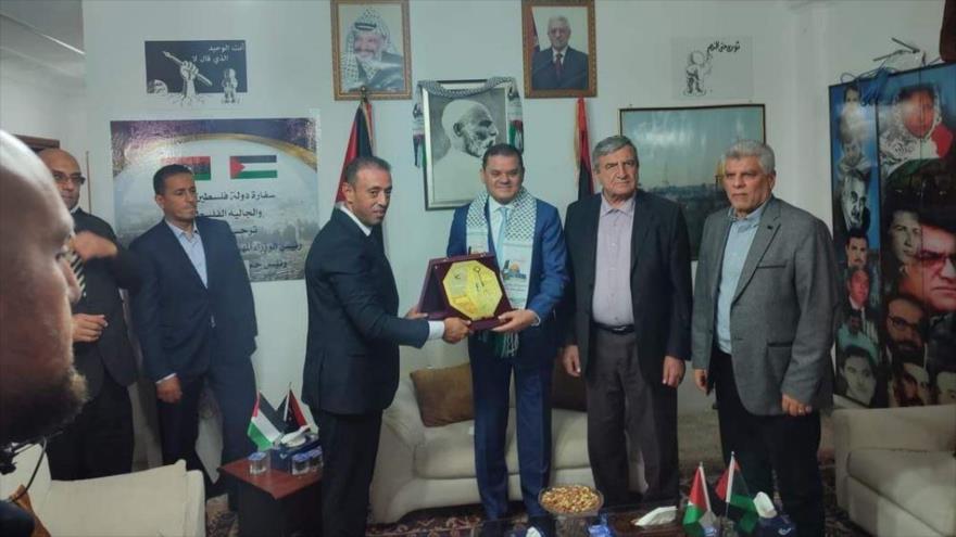 La delegación de Libia encabezada por el premier Abdul Hamid al-Dbeibeh visitan la embajada de Palestina en Trípoli, 28 de agosto de 2023.
