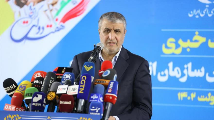 El jefe de la Organización de Energía Atómica de Irán, Mohamad Eslami, en una conferencia de prensa, Teherán, 27 de agosto de 2023. (Foto: aeoi.org.ir)