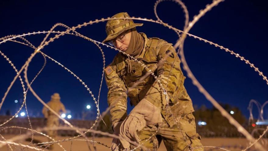 Alambrada de púas instalada por Estados Unidos en su frontera con México par evitar paso de migrantes.
