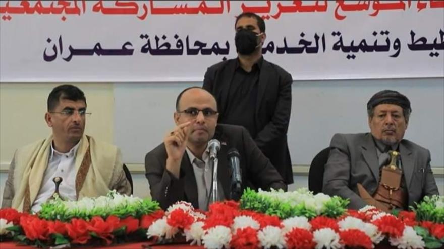 El presidente del Consejo Político Supremo de Yemen, Mahdi al-Mashat (centro), durante una reunión, 30 de agosto de 2023.